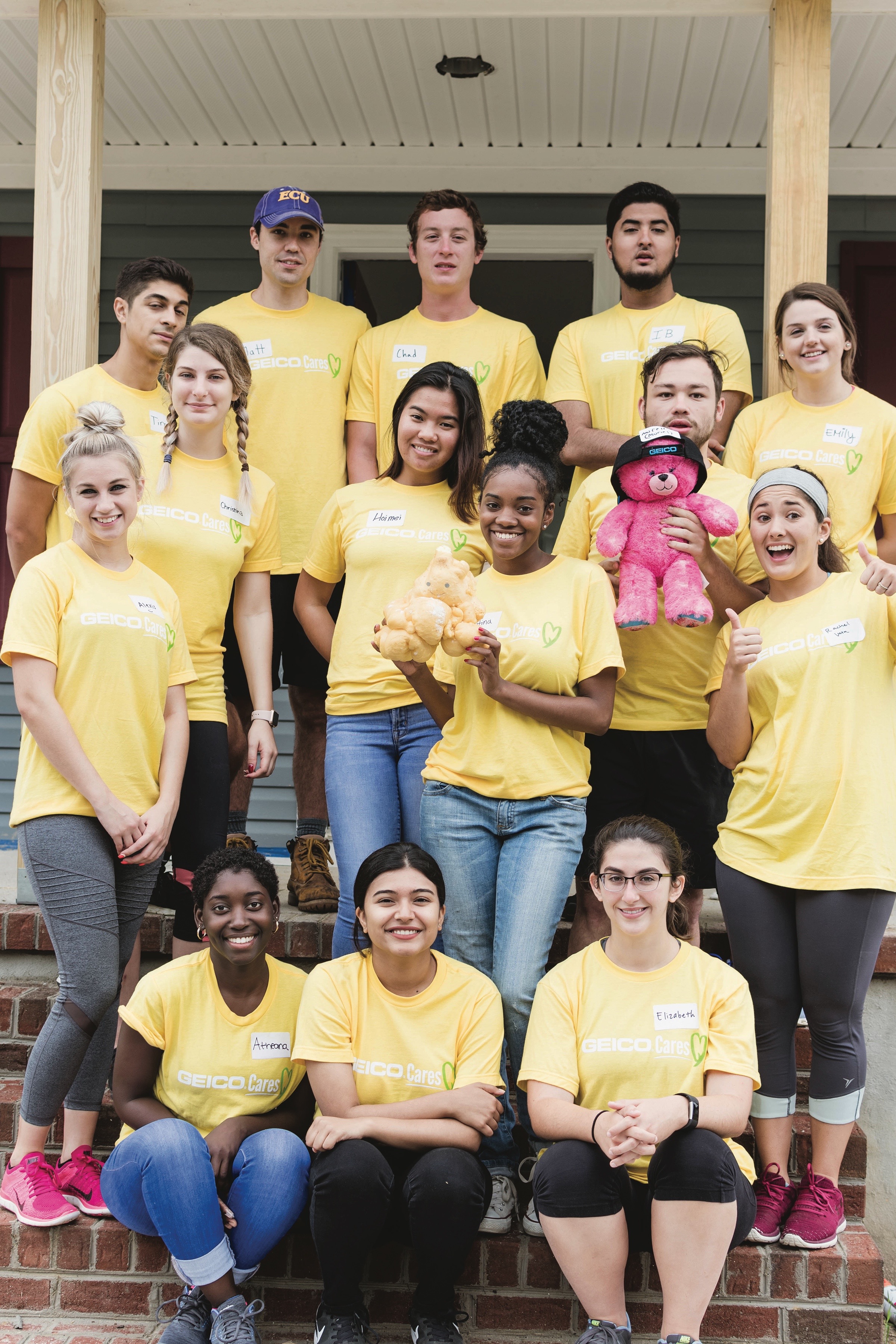 GEICO employees volunteering